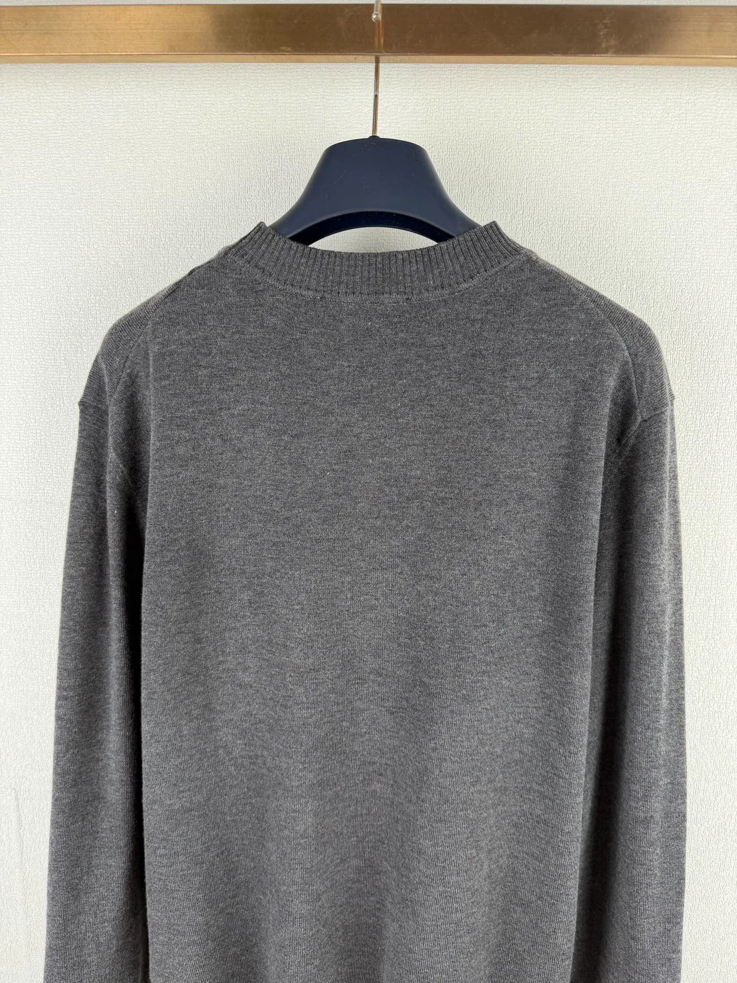 Ami Paris 26FW round neck wool ADC embroidered knitted sweater. Purchased and developed in Authentic 2030. Elegant wool double-ply blended. Uses Japanese imported (Shima Seiki) 12-knitting machine. Imported embroidery. Wool enzyme washing. Customized 1:1 trademark. Fitted version. Size: S M L